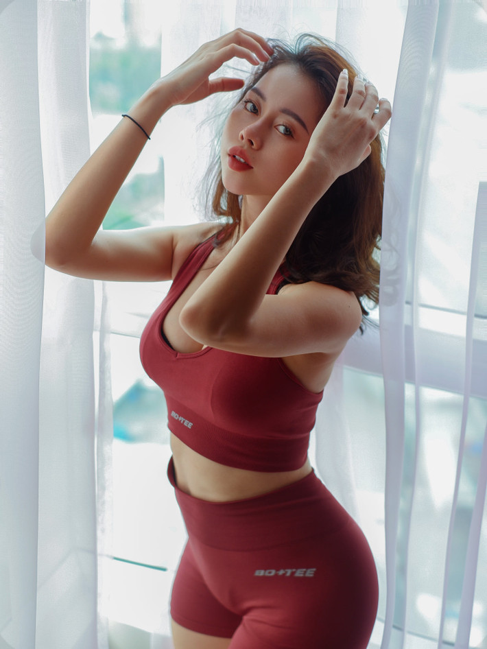 Nhan sắc xinh đẹp và body nóng bỏng là điểm cộng lớn khiến ''chị Google" sinh năm 1998 thu về hàng triệu lượt xem trong các video.