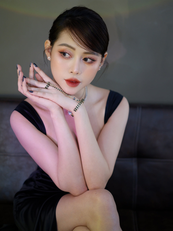Việt Phương Thoa là cái tên quen thuộc với người hâm mộ, cô sở hữu kênh TikTok hơn 10 triệu follower và đình đám với chuỗi video "chủ tịch giả vờ và cái kết".