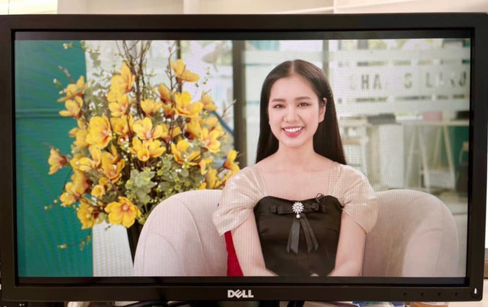 Ngoài công việc chính ở Đài, Hạ Vy còn thử sức mình ở nhiều vị trí khác nhau như làm sản xuất nội dung cho các kênh YouTube, làm mẫu ảnh, công việc marketing, trợ giảng cho các trung tâm tiếng Anh,...Ảnh: Tổng hợp