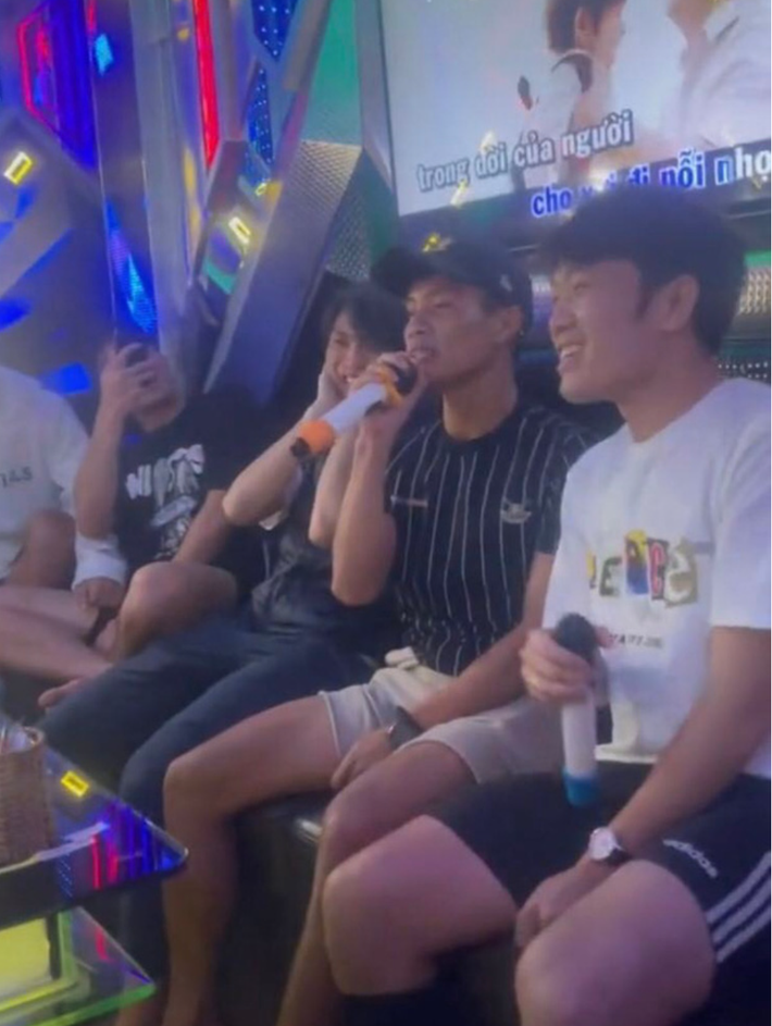 Được biết, dịp này các cầu thủ của CLB HAGL có buổi tụ tập đi hát karaoke cùng nhau sau buổi tập luyện mệt mỏi. Vợ chồng Công Phượng và con trai đã cùng đi, đây cũng là lần đầu tiên hình ảnh của con trai nam tiền đạo được công khai trên mạng xã hội.