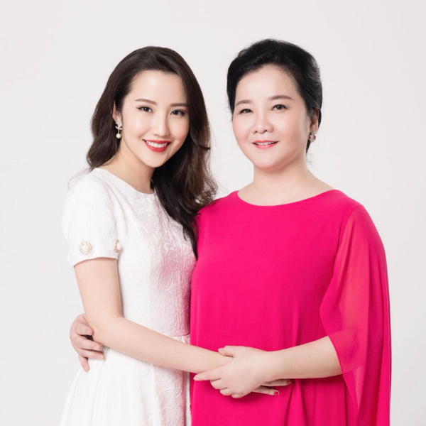 Primmy Trương được biết đến là con gái của bà Võ Thị Xuân Trang - Hiệu trưởng trường John Robert Power Việt Nam. Ngôi trường này được mệnh danh chỉ dành cho hội con nhà giàu vì học phí đắt đỏ.