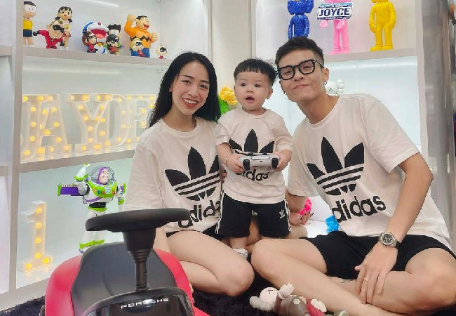 Các set đồ mà cô sắm sửa cho em bé đầu lòng đều có giá từ 11-12 triệu đồng, giày dép của Jayden cũng rơi vào độ khoảng 7-11,5 triệu đồng.