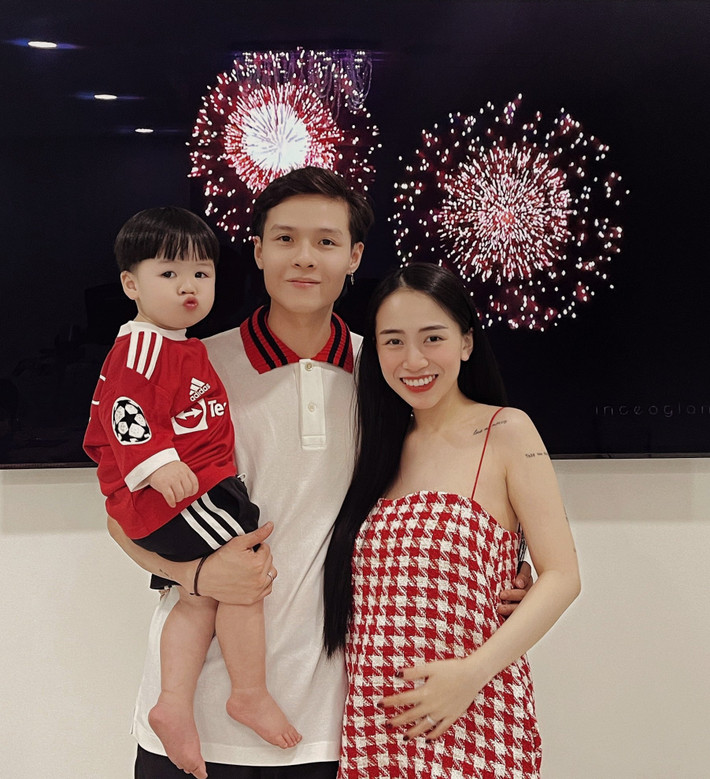 Kể từ lúc mang thai, sinh con hay hiện đang mang bầu bé thứ hai nhưng con gái Minh Nhựa vẫn thể hiện là một rich kid, khiến netizen ngưỡng mộ.