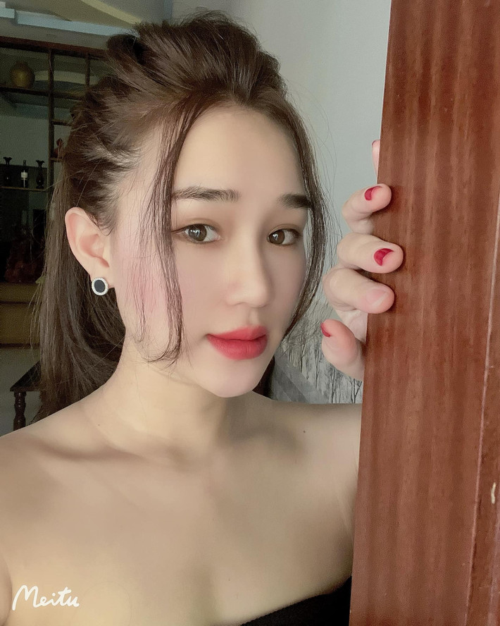 Phạm Hiếu có cái tên khá đàn ông, nhưng lại là rất nữ tính khi sở hữu phong cách thời trang gợi cảm, luôn biết cách khoe nét đẹp hình thể.