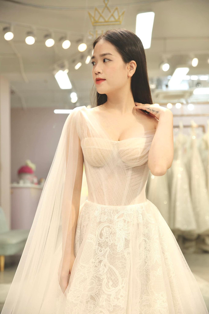 Huyền My bắt đầu gây chú ý kể từ khi vướng tin đồn hẹn hò cầu thủ Quang Hải, khoảng giữa tháng 12/2019.