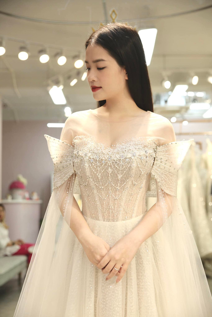 Hình ảnh ghi lại, gái xinh xứ Nghệ khoác lên người 2 bộ váy áo cô dâu, chính chủ gây ấn tượng với vóc dáng nuột nà, vòng 1 căng tròn.