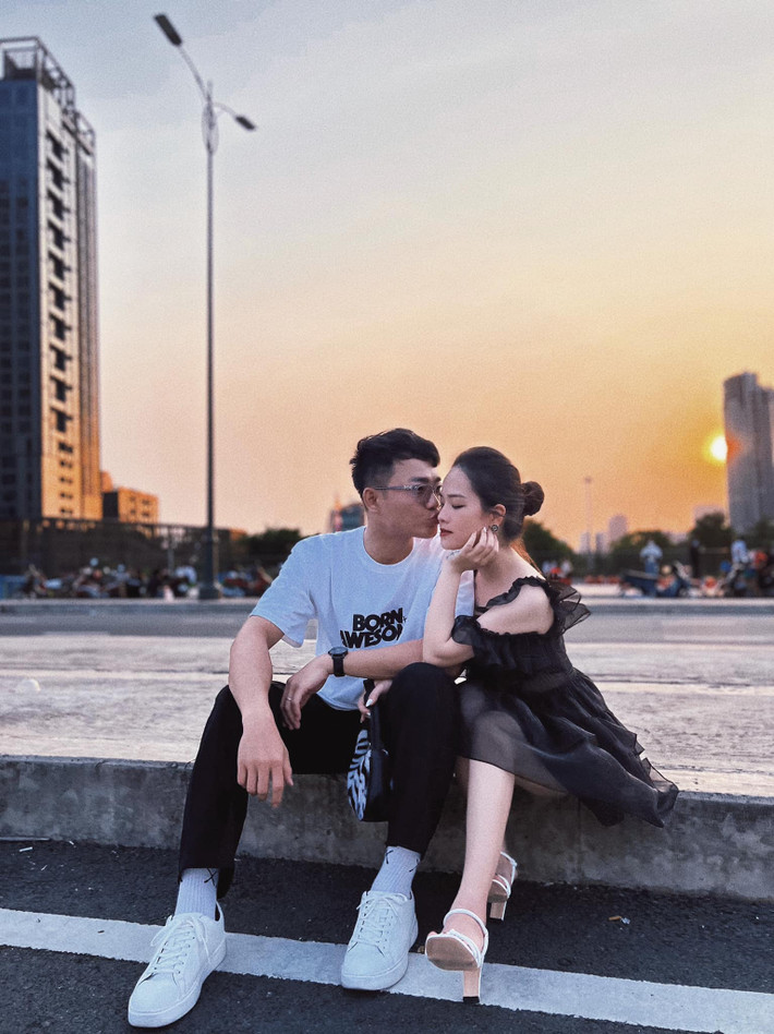 Nam diễn viên chia sẻ ban đầu cả 2 chỉ là bạn nhưng khi có duyên gặp lại lần nữa, họ trò chuyện nhiều hơn rồi tình cảm cũng dần nảy sinh. Đôi trẻ chính thức hẹn hò vào tháng 7/2021.