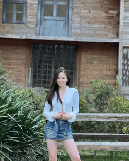 Nhiều người bị ngất lịm trước khuôn mặt xinh đẹp, đôi mắt to tròn, nước da trắng mịn cùng 3 vòng bốc lửa và một gia thế sang chảnh bậc nhất của cô nàng.