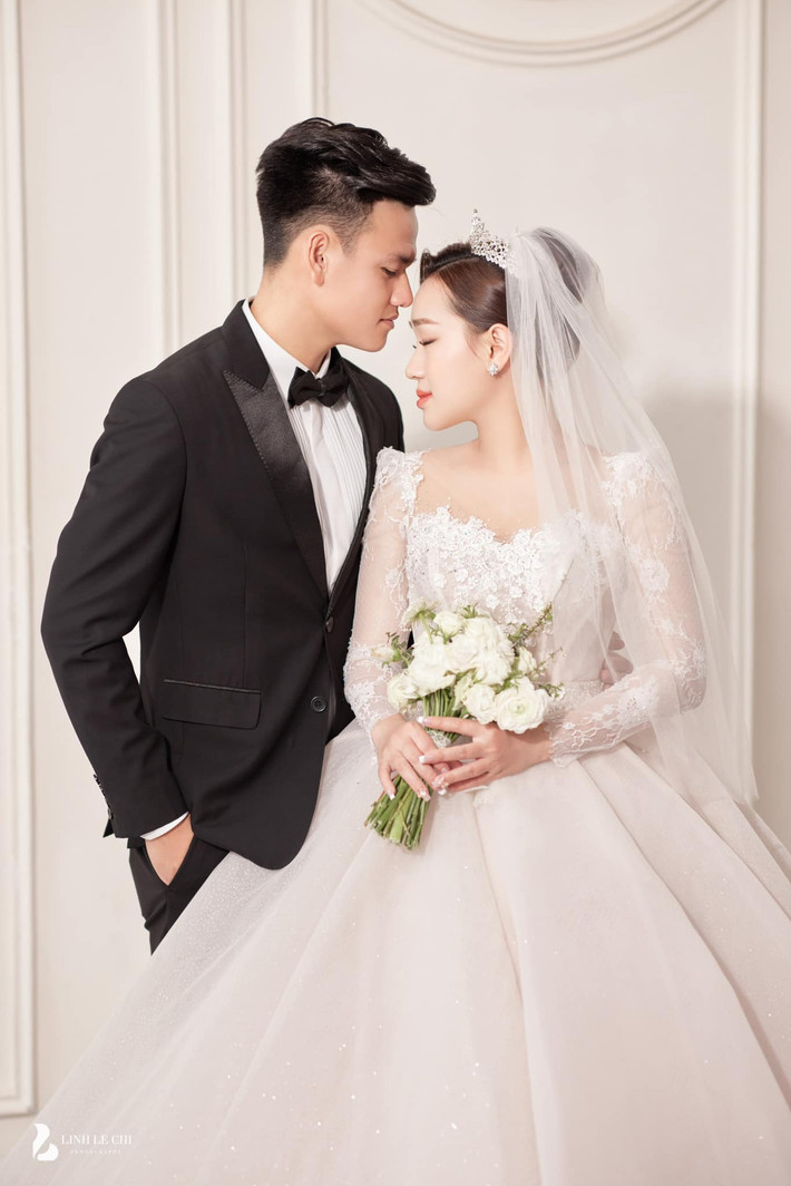 Lễ đính hôn của hậu vệ Hồ Tấn Tài và bạn gái lâu năm tổ chức tại quê nhà Bình Định.