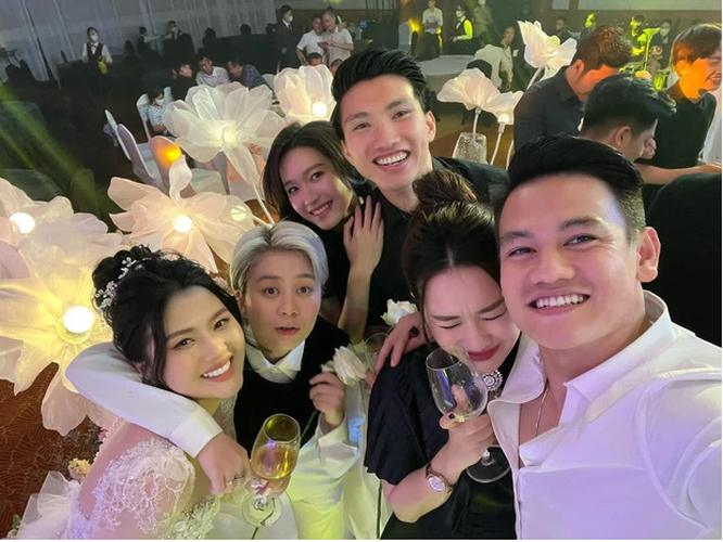 Từ hình ảnh lan truyền, đôi trẻ "dính như sam", liên tục có những cử chỉ thân mật tại bữa tiệc càng làm củng cố thêm tin đồn Đoàn Văn Hậu và Hải My đang hẹn hò.