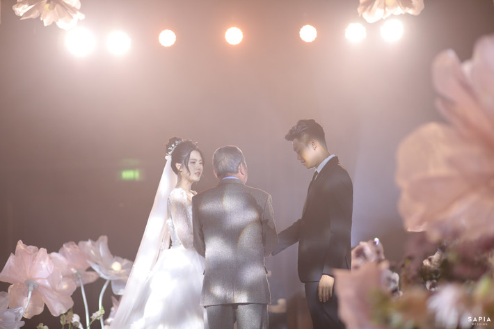 Sau 4 năm yêu nhau, trung vệ Thành Chung và bạn gái Tố Uyên đã quyết định về chung một nhà. Trước đó, Thành Chung đã cầu hôn Tố Uyên vào tháng 7/2021