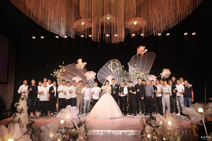 Sau khi đám cưới diễn ra, vợ chồng cầu thủ Nguyễn Thành Chung đã gửi lời cám ơn đến mọi người, đồng thời chia sẻ những khoảnh khắc đẹp trong đám cưới từ bạn bè, người thân.