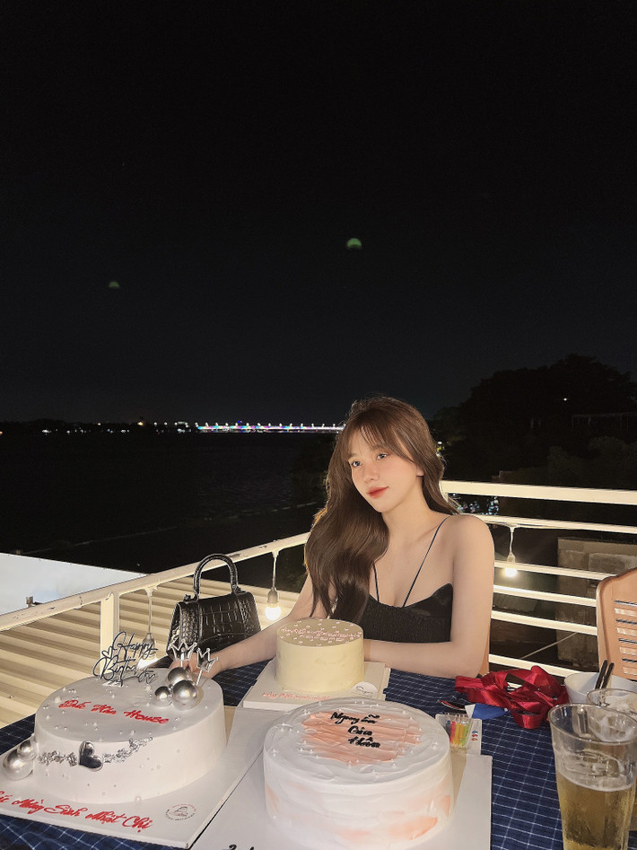 Được biết, bạn gái của cầu thủ Hoàng Đức là một hot girl khá nổi tiếng sở hữu hơn 141 nghìn người theo dõi trên MXH.