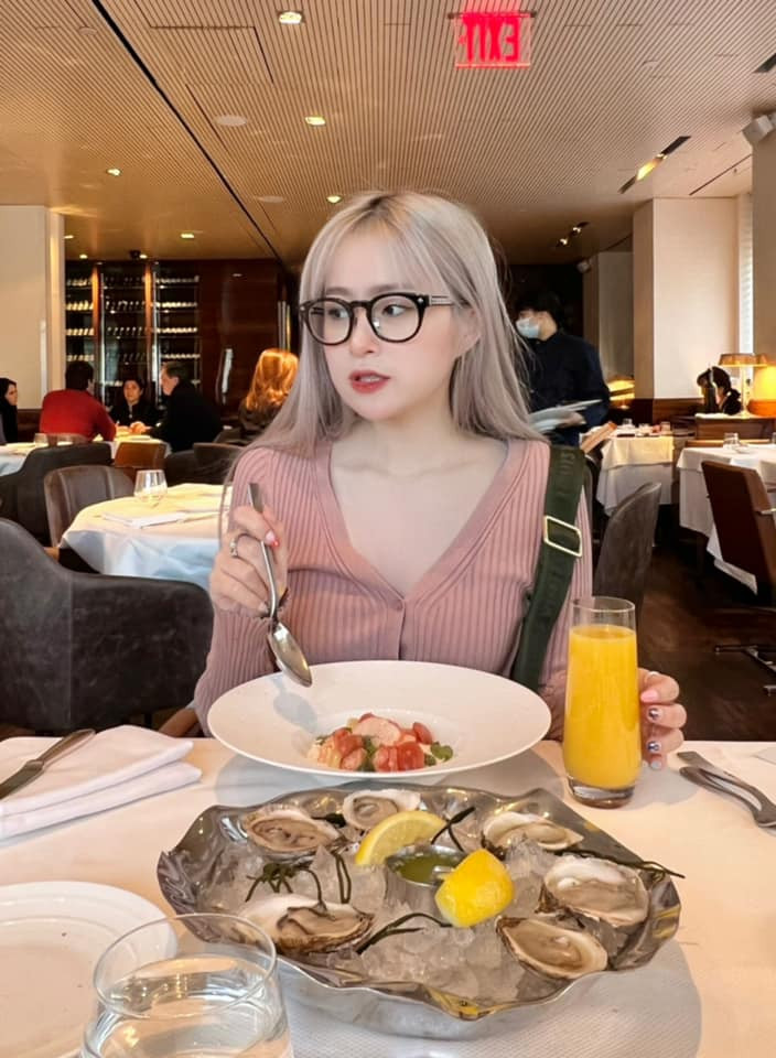 Hot girl TikTok Chao có tên thật là Nguyễn Châu Anh, được biết như một “rich kid” gen Z có độ hot nhất nhì trên MXH này.