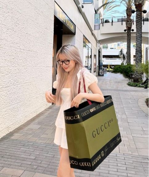 Ngoài những chuyến du lịch, Chao còn thường xuyên tự thưởng cho bản thân nhiều món hàng hiệu sau thời gian dài học tập vất vả.