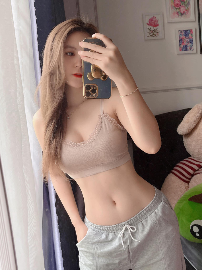 Sau nhiều năm nổi tiếng, hiện tại Nam Trân vẫn giữ được vẻ đẹp vốn có, tuy nhiên gái xinh này thường gây tranh cãi vì thời trang gợi cảm của mình.