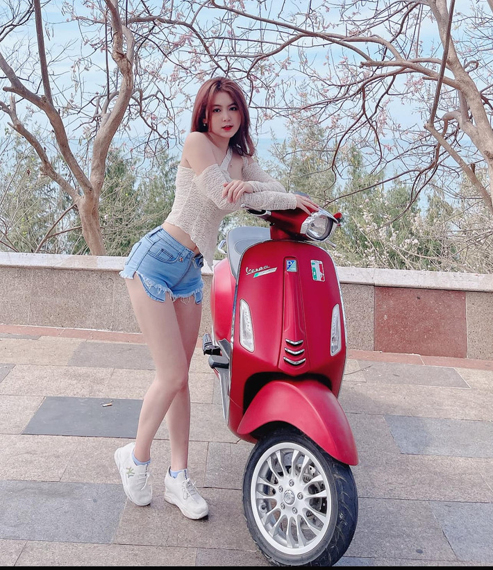 Nam Trân cũng cho biết mình là cô gái hiện đại, bản thân còn trẻ nên muốn làm những gì bản thân muốn chỉ cần nó không làm hại ai, không vi phạm đạo đức, pháp luật hay vượt giới hạn.