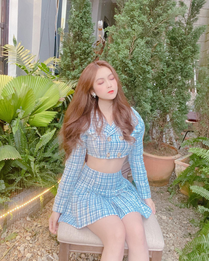 Với nước da trắng mịn cùng vòng nào ra vòng ấy, Trân Trần luôn trở thành tâm điểm của mọi ánh nhìn.
