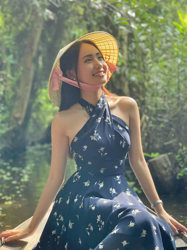 Xuân Anh là cựu sinh viên khoa Quan hệ Quốc tế, Học viện Báo chí và Tuyên truyền. Cô từng giành nhiều giải thưởng ở các cuộc thi như top 12 và Người đẹp ảnh của Miss Tourism Vietnam 2017, Giải khuyến khích Nụ cười VTV 2016, Á khôi 1, Miss tài năng của Press Beauty 2013.