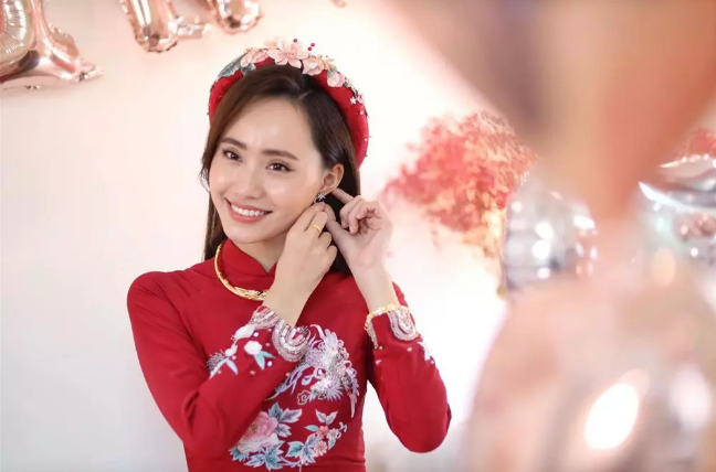 Xuân Anh là nữ MC thời tiết từng nhận về nhiều quan tâm của dân mạng khi tham gia ghi hình trực tiếp về cơn bão Thần Sấm tại Nam Định vào năm 2016.