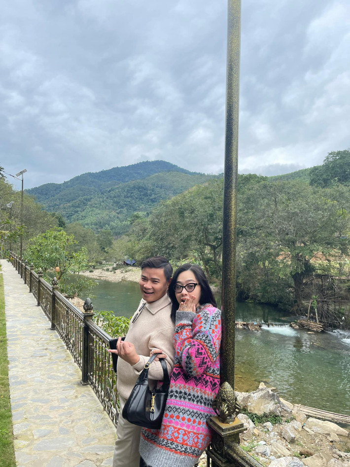 Người đẹp và triệu phú công nghệ đã dọn về sống chung một thời gian nhưng do tình hình dịch bệnh nên cả hai chưa có dự định tổ chức đám cưới vào thời gian tới.