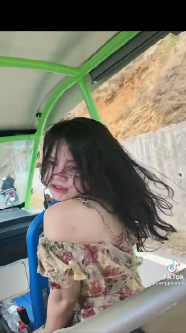 Đoạn clip TikTok ghi lại cảnh một cô gái cố gắng tạo dáng tung tóc để có ảnh đẹp khi đi du lịch Côn Đảo nhưng không thành khiến netizen bật cười.