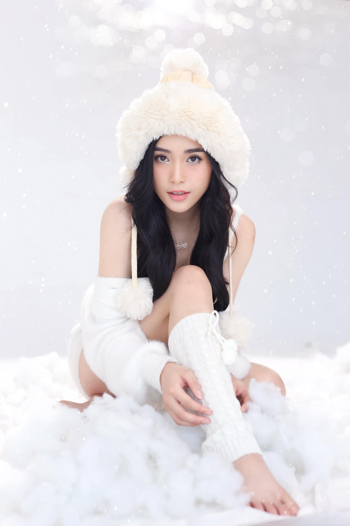Phong cách thời trang trẻ trung, gợi cảm của cô cũng nhận được nhiều lời khen.