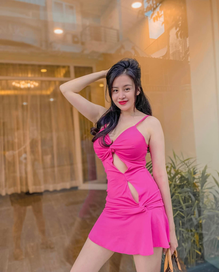 Bà Tưng ( Lê Thị Huyền Anh) là hiện tượng mạng đình đám nổi tiếng cách đây 7-8 năm trước. Bẵng đi thời gian ồn ào, gái xinh quê Nghệ Anh gần đây quay trở lại với hình ảnh ngoan hiền, điềm đạm và trưởng thành hơn.
