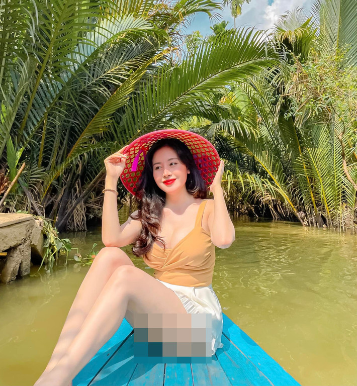 Những hình ảnh check - in vùng sông nước của gái xinh xứ Nghệ nhanh chóng thu hút sự chú ý khi bà Tưng diện áo cổ sẻ sâu khoe vòng một căng đầy.