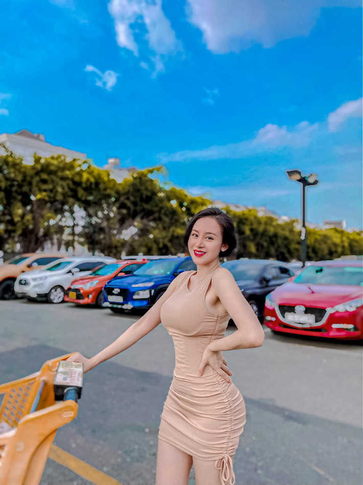Các fan của bà Tưng vì thế cũng cảm thấy vui thay cho cô nàng, khi thấy hiện tượng mạng một thời tìm được niềm vui giản dị sau những năm tháng sống trong thị phi. Ảnh: FBNV