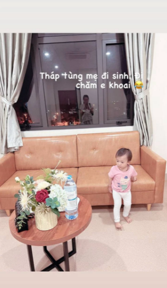 Thương vợ nhưng xa nhà nên Văn Đức chỉ có thể động viên và cổ vũ vợ qua cuộc gọi video. Anh cũng không giấu được niềm vui, gương mặt tràn đầy hạnh phúc khi gọi điện về nhà.