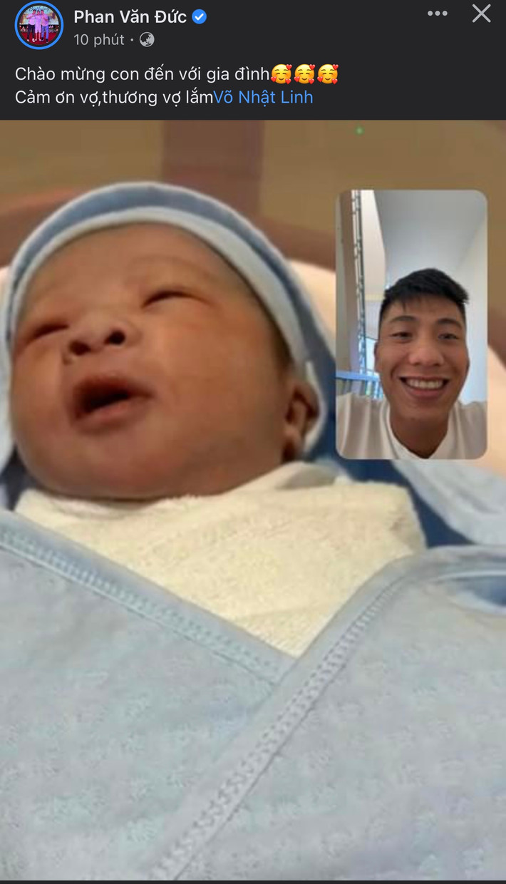 Mới đây tiền vệ Phan Văn Đức thông báo tin vui gia đình có thêm thành viên mới trên trang cá nhân. "Chào mừng con đến với gia đình. Cảm ơn vợ, thương vợ lắm Võ Nhật Linh", nam cầu thủ viết.