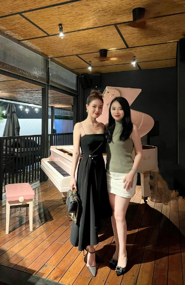 Mới đây trên trang cá nhân, hot mom Hằng "Túi" gây chú ý khi cập nhật dòng trạng thái mới. Trong chuyến công tác Sài Gòn lần này, cô đã có dịp hội ngộ cùng đàn em Midu.