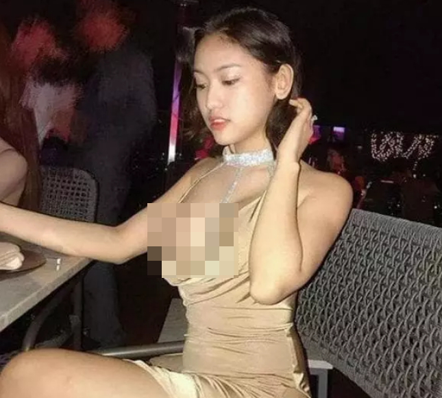 Trước đó, Thúy Vi nhiều lần lên đồ hở hang, gợi cảm ngay cả khi ra ngoài khiến người không quen ngượng chín mặt.