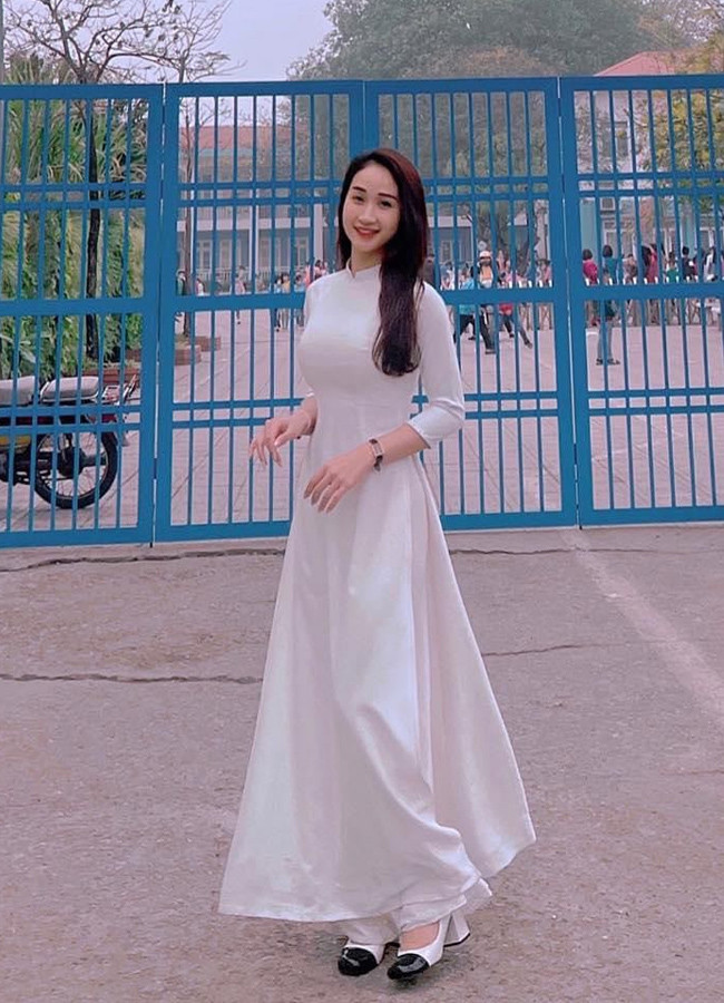 Lưu Thị Phương Thảo là cô giáo tiểu học được nhiều người biết đến khi những hình ảnh đứng trên bục giảng được dân tình lan truyền trên mạng xã hội.