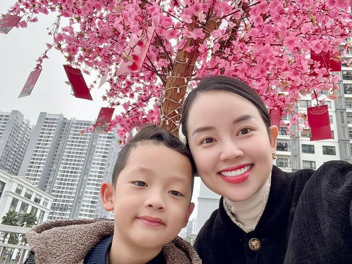 Dù bận rộn với việc một mình chăm con, làm chủ các cơ sở kinh doanh nhưng hot mom này vẫn sở hữu nhan sắc ngày một thăng hạng theo thời gian.