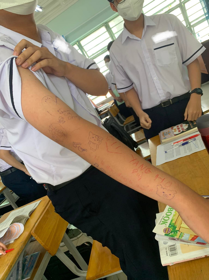 Không chỉ một, cậu học trò này còn vẽ rất nhiều hình chi chít lên cánh tay để "học làm giang hồ".