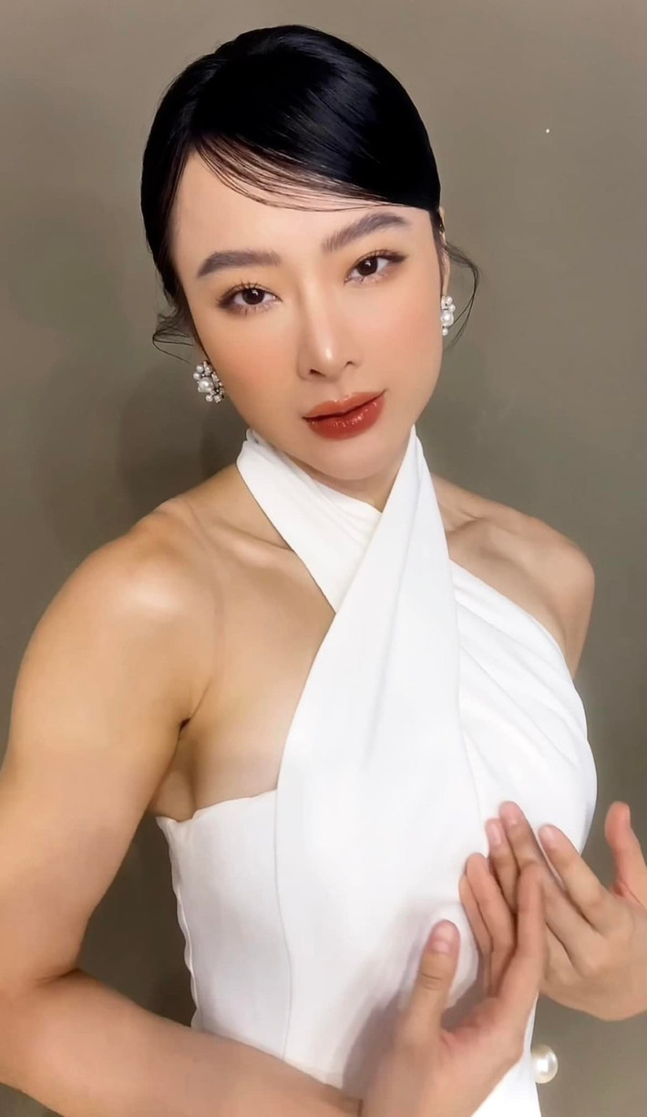 Dù không "mình hạc xương mai" nhưng người đẹp vẫn luôn theo nữ tính, ngọt ngào khi diện những trang phục điệu đà, lối trang điểm nhẹ nhàng, trong trẻo.