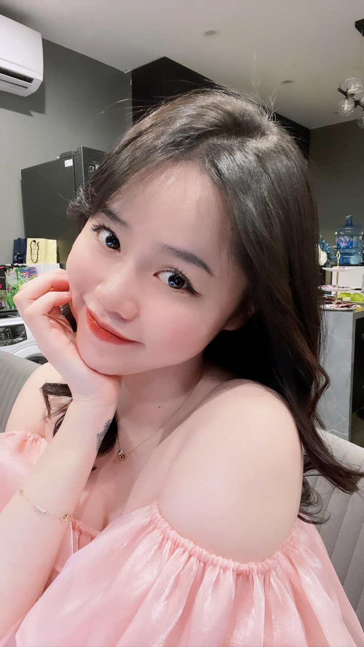 Được biết Huỳnh Anh sinh ra trong một gia đình giàu có ở Nha Trang nhưng hiện đang sống ở Hà Nội, bố là một đại gia có tiếng và đang làm việc ở Singapore. Ảnh: FBNV