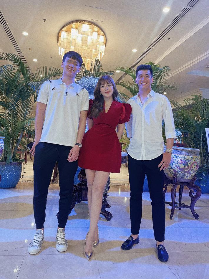 Nếu theo dõi chàng cầu thủ này, hẳn ai cũng biết anh chàng có chuyện tình "chị ơi anh yêu em" ngọt như mía lùi với Gia Hân.