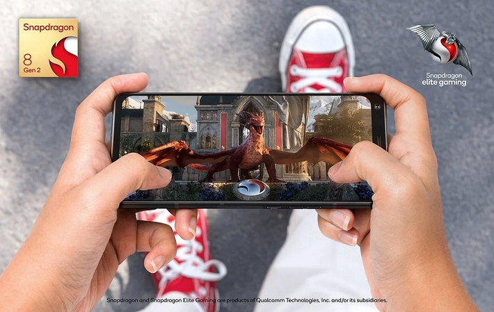 Snapdragon 8 Gen 2 có một lõi Arm Cortex-X3 tốc độ 3,2 GHz, bốn lõi Cortex-A715 tốc độ 2,8 GHz và ba lõi Cortex-A510 tốc độ 2,0 GHz. Lõi hiệu năng bổ sung sẽ giúp nó có lợi thế hơn so với đối thủ, ít nhất là trong khối lượng công việc đa luồng, đồng thời tiết kiệm điện hơn 40%.