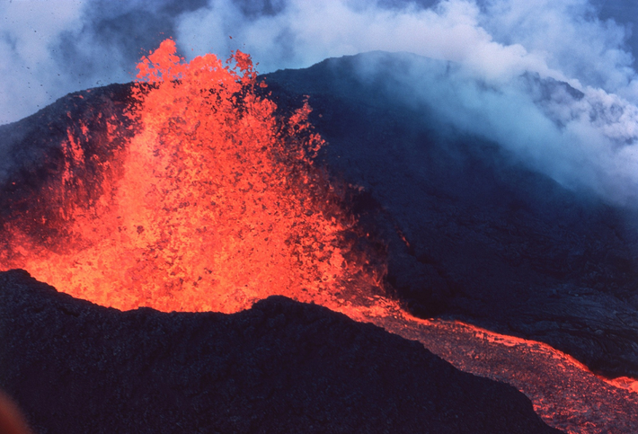Theo chính quyền địa phương, dòng dung nham chảy từ Mauna Loa, nằm ở trung tâm của Đảo Lớn ở Hawaii, không đe dọa tới các khu vực đông dân cư. Hiện chưa có lệnh sơ tán nào được ban bố song hai trung tâm trú ẩn đã được mở cửa để đề phòng, giới chức Hawaii cho biết. Nhà chức trách cảnh báo, gió có thể mang theo khí núi lửa và và tro mịn.