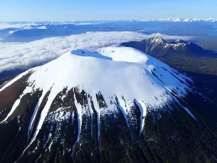 Nghiên cứu mới từ Đài quan sát núi lửa Alaska đã phát hiện ra magma bên dưới Edgecumbe đang sau ngủ đang cố di chuyển lên trên, xuyên qua lớp vỏ Trái Đất.