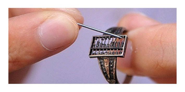 1. Chiếc nhẫn bàn tính Trung Quốc, 300 tuổi: Chiếc nhẫn này đã được làm ở Trung Quốc dưới thời trị vì của triều đại nhà Thanh (1644-1911). Được dát trong một chiếc nhẫn giống như vật trang trí là một bàn tính có kích cỡ 1.2cmx0.7cm, với bảy que tính và bảy hạt trên mỗi que nằm ngay trên mặt nhẫn.