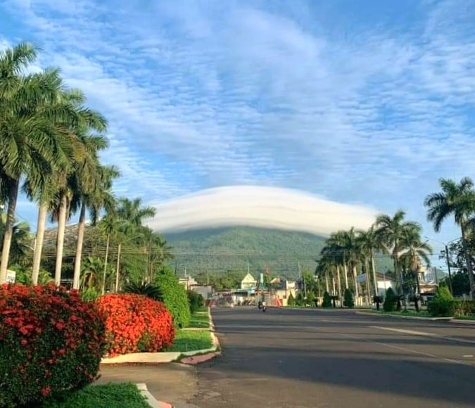 Thấu kính có thể biểu hiện như một "đĩa bay" nhiều lớp, như một chiếc mũ trùm lên ngọn núi. Nó cũng có thể hình thành ngay trên đỉnh núi hoặc cách xa về phía khuất gió, hình thành đơn lẻ hoặc hình thành cả một chuỗi.
