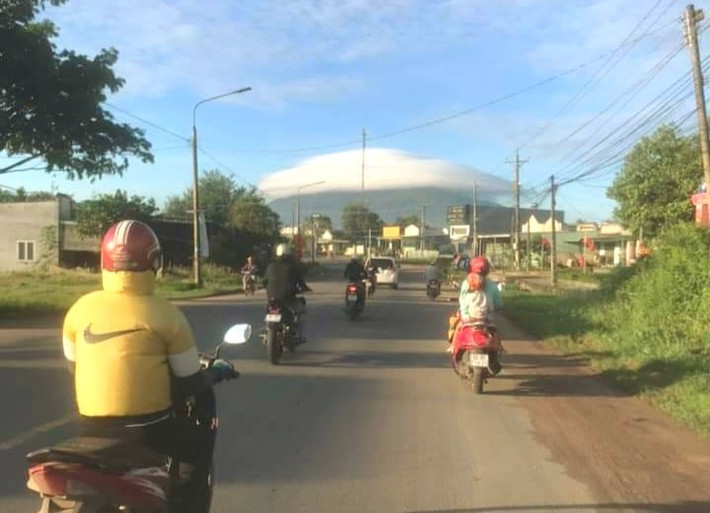 Ngoài ra, một biểu hiện khác của sóng núi là hình thành những phiến mây giống như các hạt hạnh nhân xếp đều đặn thành một dãy. "Sóng núi không xuất hiện thường xuyên nhưng cũng không quá hiếm và cũng chưa ghi nhận sự kiện gì đặc biệt sau khi nó xuất hiện" - ông Huy giải thích.