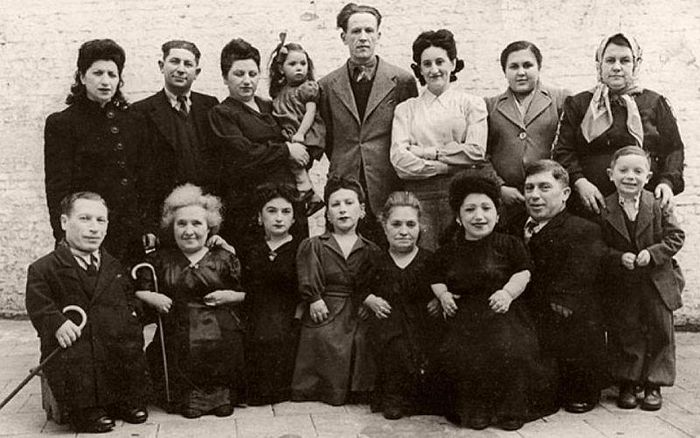 Vào ngày 30/8/1940, chính quyền Hungarie thân phát xít xua quân xâm chiếm vùng Transylvanie của Roumania và sáp nhập vào lãnh thổ Hungaria, gây nên cảnh ly tán cho không biết bao gia đình. Đến tháng 6/1944, sau một thời gian dài bị lùng sục, sàng lọc, có đến 400.000 người Roumania gốc Do Thái sinh sống tại vùng Transylvanie bị bắt giữ rồi đưa đến tại tập trung tử thần Auschwitz, trong đó có 7 anh em gia đình nghệ sĩ lùn Ovitz.