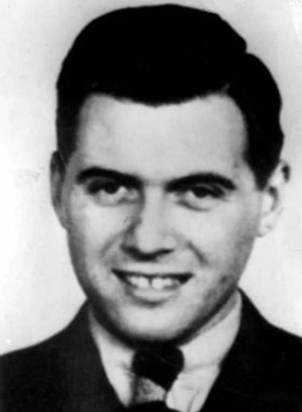 Sự xuất hiện của những người lùn thuộc gia đình Ovitz tại Auschwitz đã kích thích sự tò mò của Josef Mengele nên hắn liền ra lệnh đưa họ đến giam giữ tại một nơi đặc biệt thay vì bị hành hạ rồi xua vào các phòng hơi ngạt như nhiều người Do Thái khác.