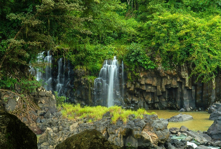 Theo Ban Quản lý Công viên địa chất toàn cầu UNESCO Đắk Nông, tính đến thời điểm hiện tại, các nhà khoa học đã xác định nơi đây có hơn 100 hang động lớn nhỏ và có 5 miệng núi lửa được phát hiện gồm núi lửa Nâm Dơng, núi lửa Băng Mo (Cư Jút); núi lửa Nâm Blang, núi lửa Nâm Kar (Krông Nô) và núi lửa Nâm Gle (Đắk Mil).