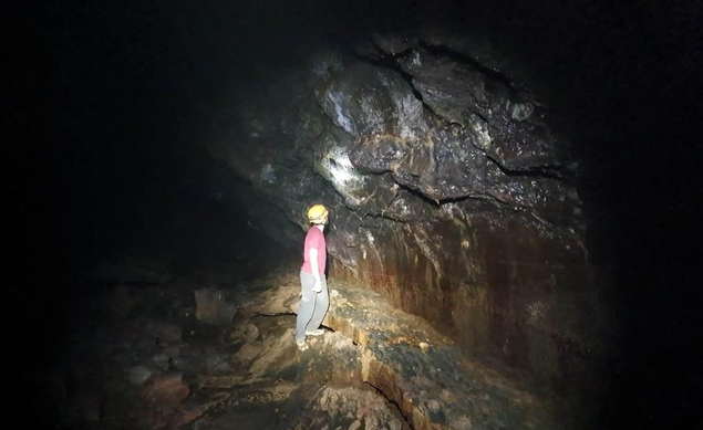 Mới đây, Ban quản lý Công viên địa chất toàn cầu UNESCO Đắk Nông cho biết, theo thông báo từ các chuyên gia, quá trình khảo sát hang C7- hang động núi lửa dài nhất Đông Nam Á (thuộc hệ thống núi lửa Nâm Kar, huyện Krông Nô) mấy ngày qua, họ phát hiện thêm một số nhánh mới, khám phá thêm khoảng 175m chiều dài. Với phát hiện mới này, chiều dài hang C7 tăng lên đến hơn 1.240m. (Ảnh: Tiền phong)